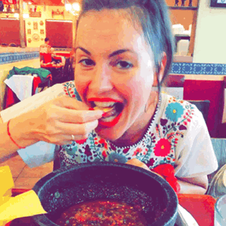 Tinka isst Salsa in einem mexikanischen Restaurant